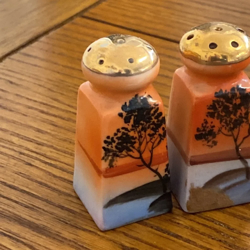 Hand painted Japanese vintage salt and pepper shakers - Picture 2 of 4